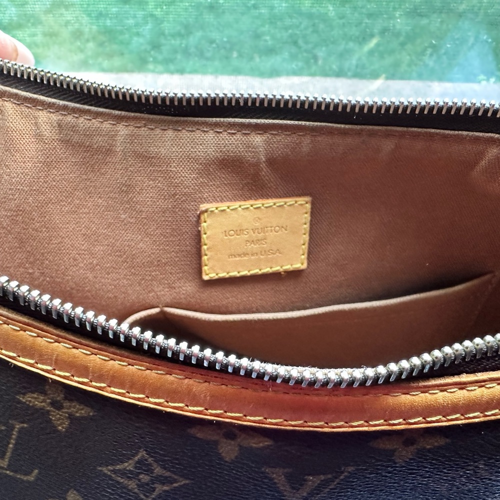 Louis Vuitton monogram bag in Excellent condition with purchase LV lock and key. - Picture 15 of 17